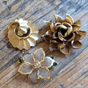 Gold Floral Vintage Brooches Trifari, Kc